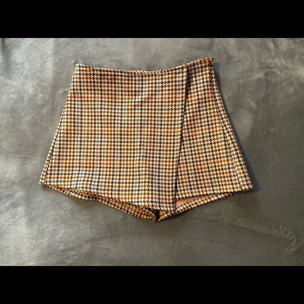 Akira Houndstooth Skort